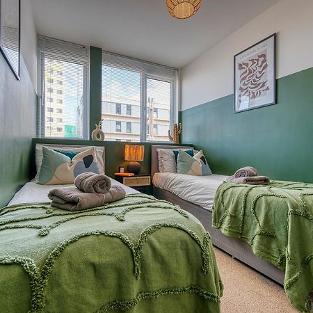 Blue Puffin Stays: Chic City Apartment near Gunwharf Quays & Beach Portsmouth Exterior photo
