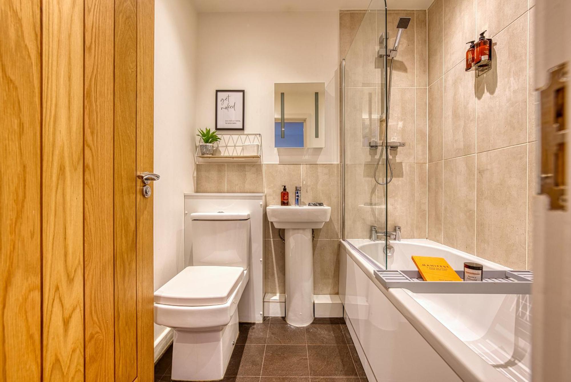 Blue Puffin Stays: Chic City Apartment near Gunwharf Quays & Beach Portsmouth Exterior photo