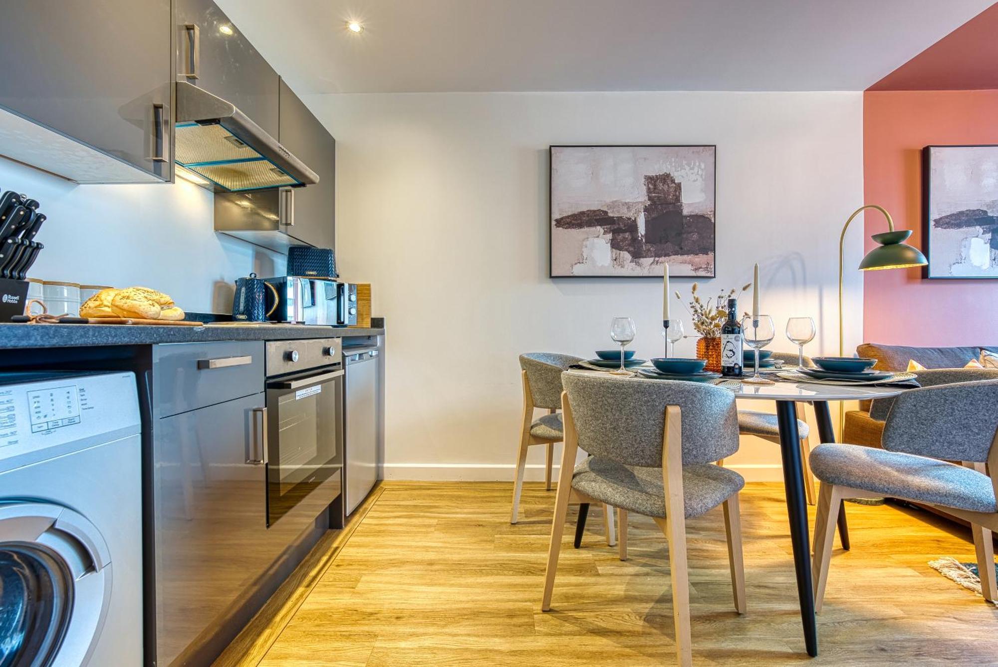 Blue Puffin Stays: Chic City Apartment near Gunwharf Quays & Beach Portsmouth Exterior photo
