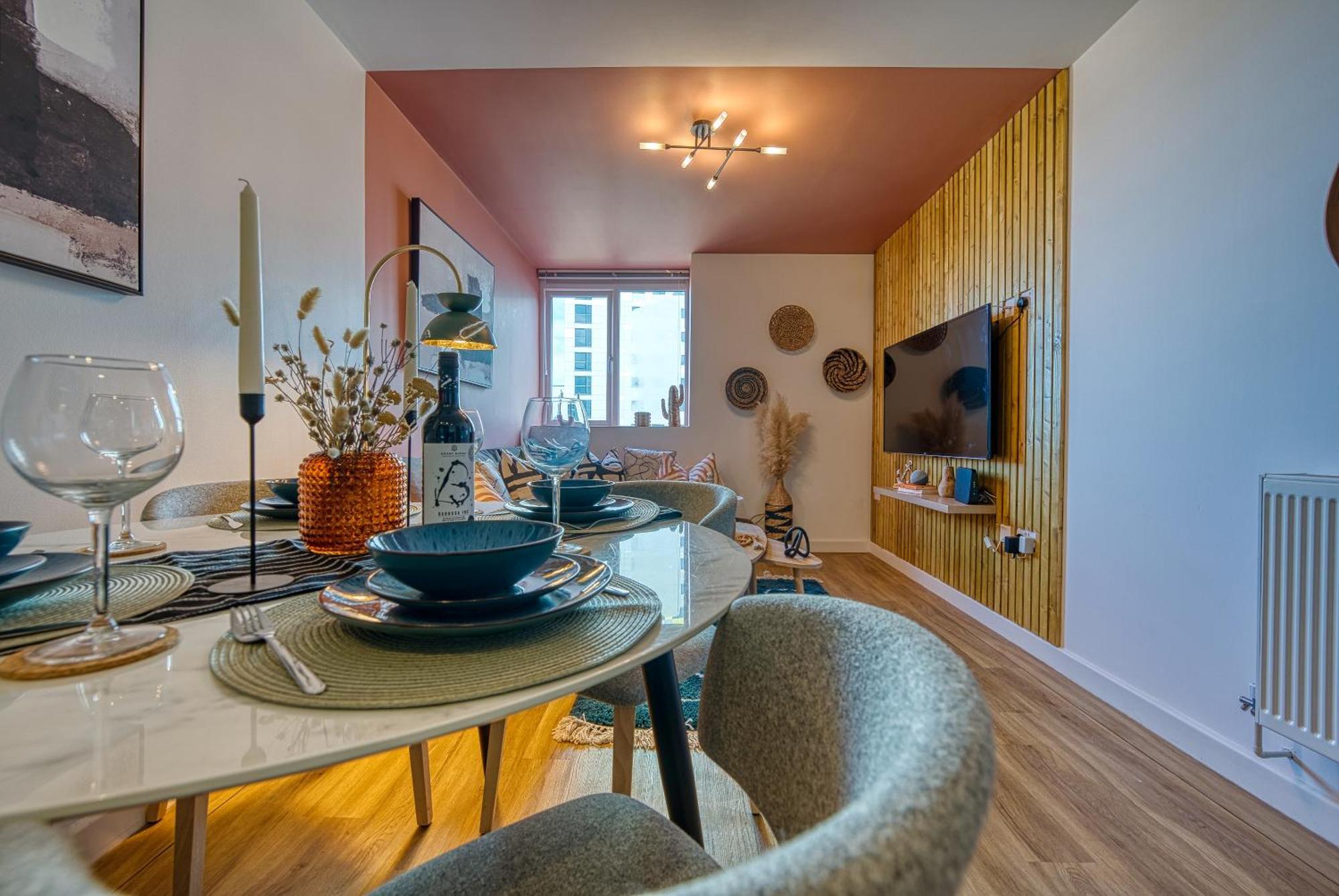 Blue Puffin Stays: Chic City Apartment near Gunwharf Quays & Beach Portsmouth Exterior photo