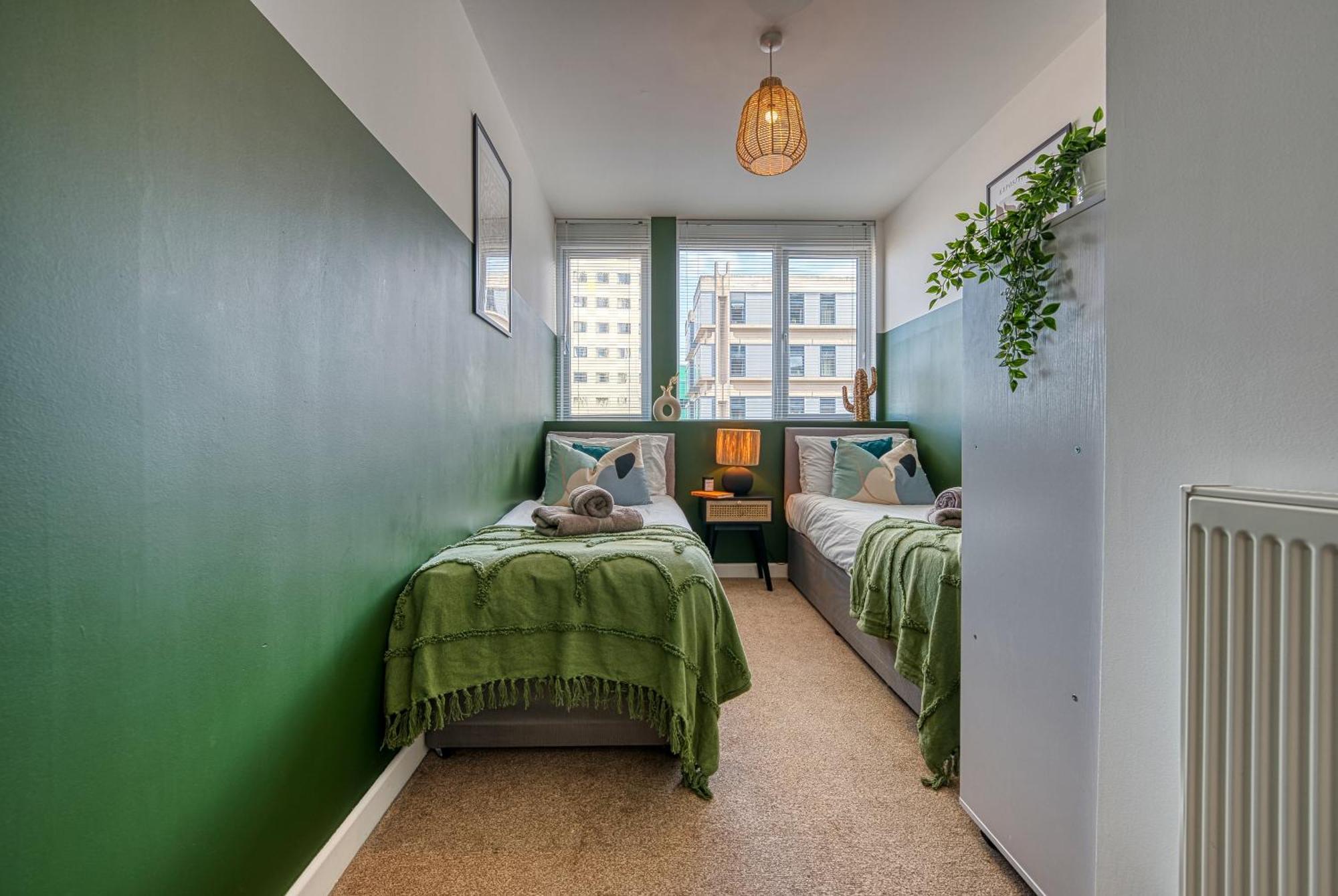 Blue Puffin Stays: Chic City Apartment near Gunwharf Quays & Beach Portsmouth Exterior photo