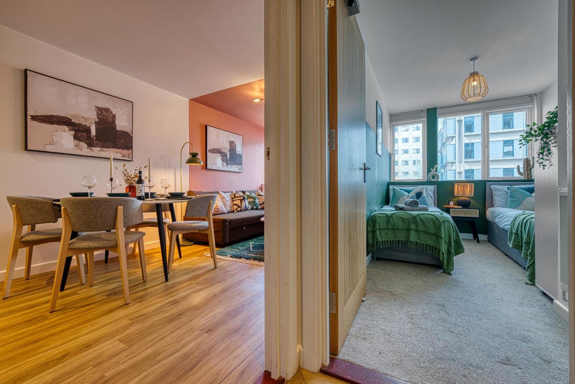 Blue Puffin Stays: Chic City Apartment near Gunwharf Quays & Beach Portsmouth Exterior photo