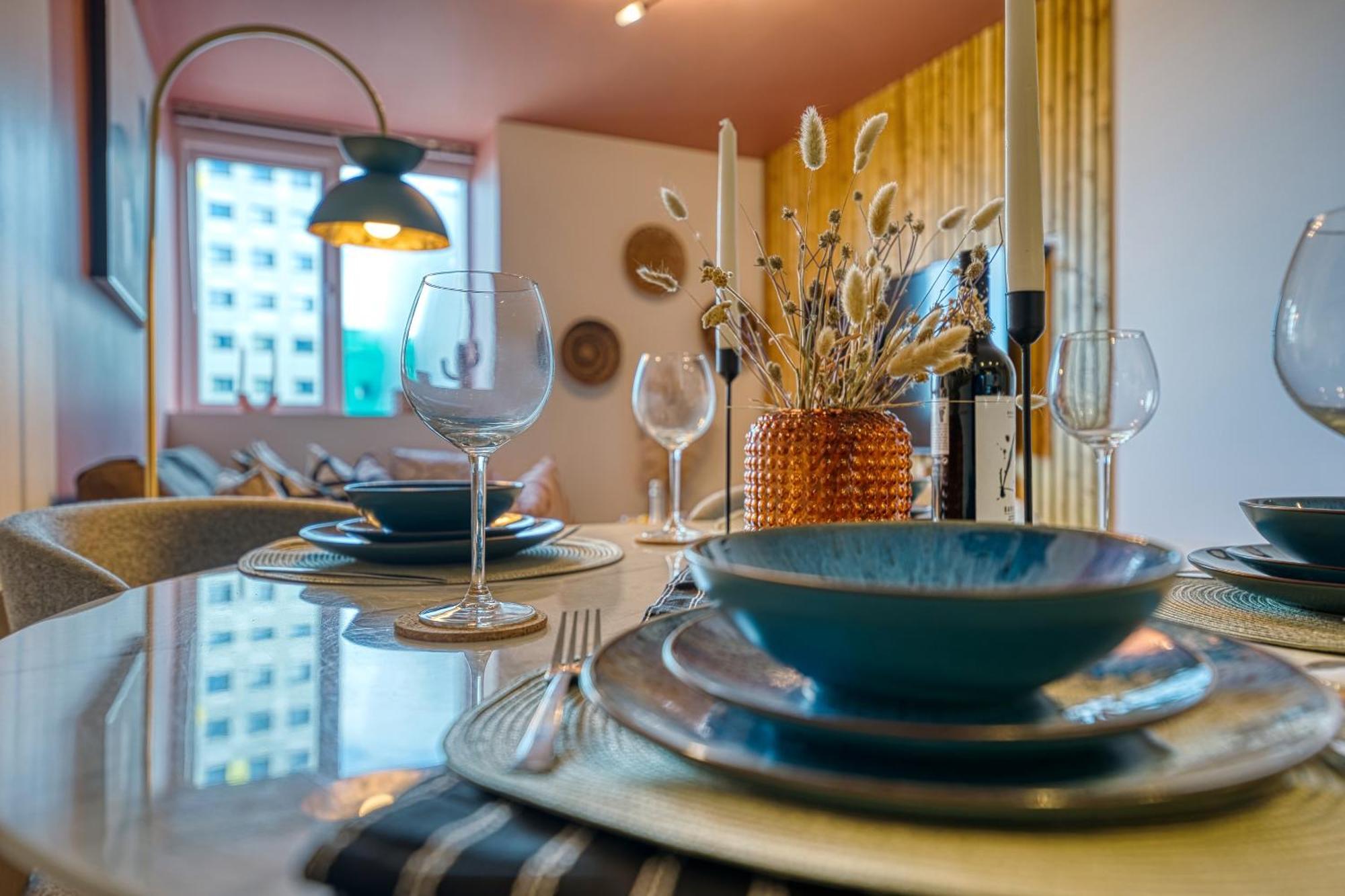 Blue Puffin Stays: Chic City Apartment near Gunwharf Quays & Beach Portsmouth Exterior photo